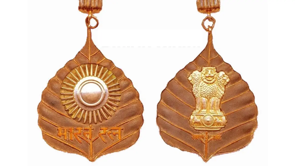 Front and back view of the Bharat Ratna medal, India's highest of the civilian Awards and Honors, featuring a sunburst design and the State Emblem of India.