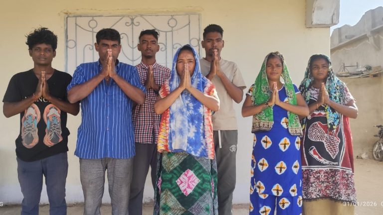 Hakki Pikki Tribe Stranded In Africa